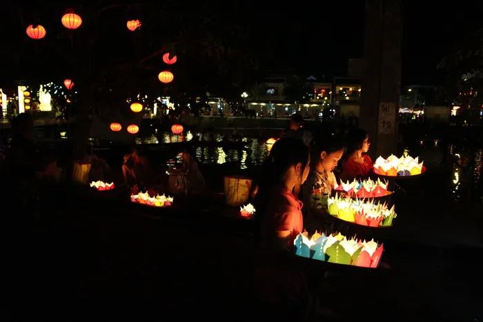 越南,hội an、夜间、照明、女性、成人、人群、食物和饮料 越南,hội an、夜间、照明、女性、成人、人群、食物和饮料