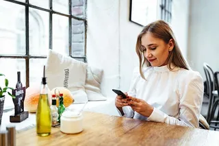 坐在咖啡馆里的金发美女