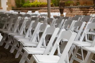 椅子，空的，座位，长椅，户外，建筑，木材，天井