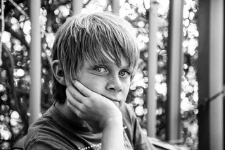 灰度照片，男孩，穿着，圆领，上衣，青少年，酷，休息