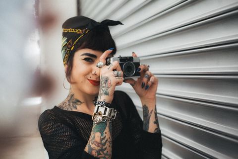 微笑的女人拿着相机