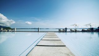 白天游泳池之间的混凝土通道