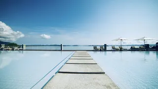 白天游泳池之间的混凝土通道