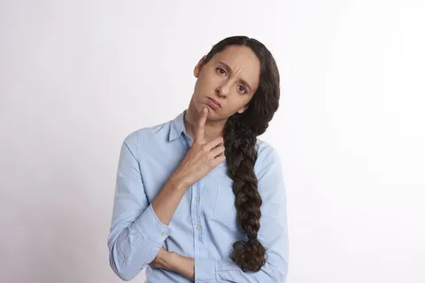 思考,集中,沉思,集中,手指,沮丧,年轻,女人 思考,集中,沉思,集中,手指,沮丧,年轻,女人