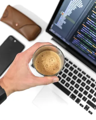 拿着玻璃杯的人