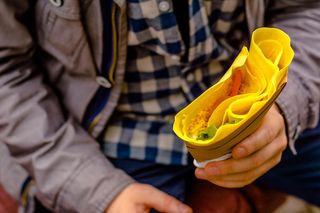 人，人，食物，植物，手指，农产品，食用，面食