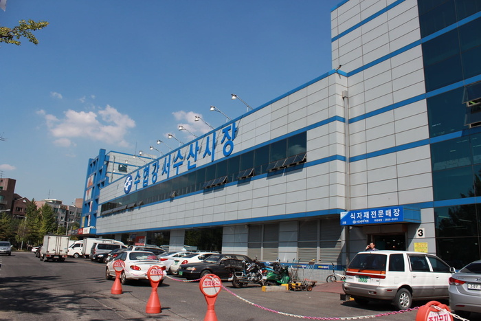 竞争对手必须在河鱼市场，建筑，停车场，天空，云，人，建筑，建造结构