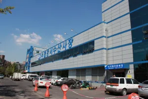 竞争对手必须在河鱼市场，建筑，停车场，天空，云，人，建筑，建造结构