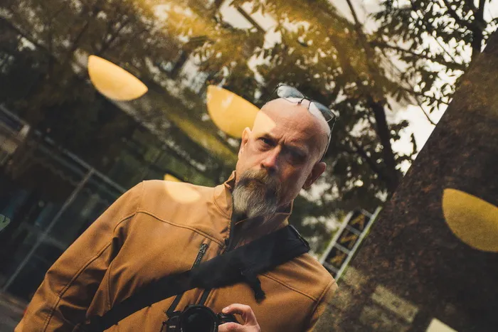 身穿棕色拉链夹克的男子