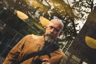 身穿棕色拉链夹克的男子