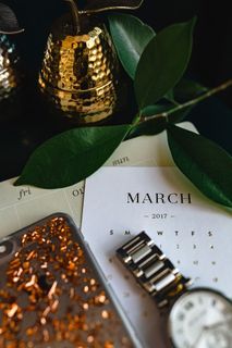 带Macbook、iPhone、日历、手表和记事本的家庭办公桌