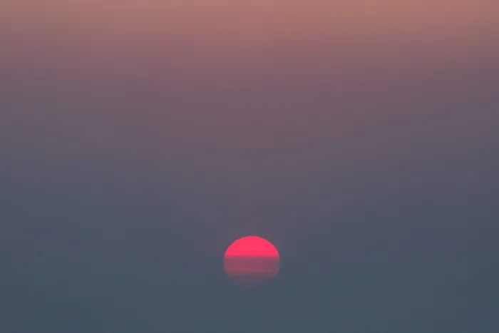 橙色日落，天空，日落，自然，日出，球体，薄雾，太阳