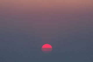 橙色日落，天空，日落，自然，日出，球体，薄雾，太阳