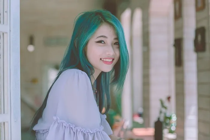 站在窗边的女人