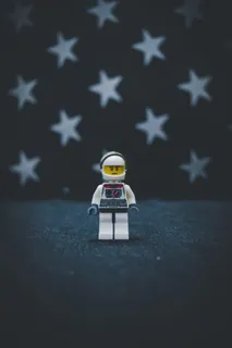 灰色表面上的乐高宇航员