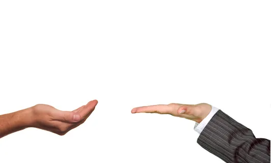 二，人，手放，向上，手，套，给，拿