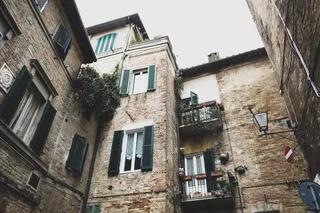 棕色混凝土建筑，建筑物，街道，公寓楼，城市，城镇，高层，城市