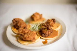 鸡肉，华夫饼干，鸡肉和华夫饼干，就餐者，早餐，食品，食品和饮料，盘子