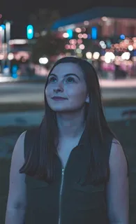 晚上抬头看的女人 晚上抬头看的女人