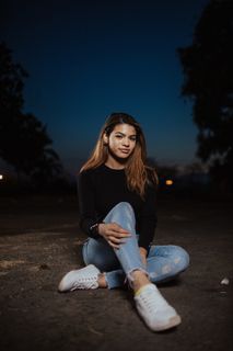 坐在水泥地上的女人