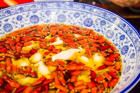 水煮鱼片,油泼鱼片,四川,青花瓷碗,中国,辛辣,美食,食品和饮料 水煮鱼片,油泼鱼片,四川,青花瓷碗,中国,辛辣,美食,食品和饮料