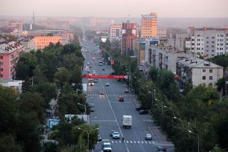 楼阁、街道、十字路口、城市、建筑外观、机动车、交通、建筑