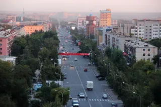 楼阁、街道、十字路口、城市、建筑外观、机动车、交通、建筑