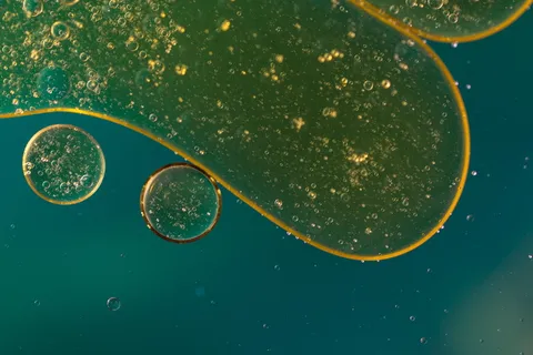水中油, 油眼, 液体, 摘要, 质地, 宏观, 油, 关闭 水中油, 油眼, 液体, 摘要, 质地, 宏观, 油, 关闭