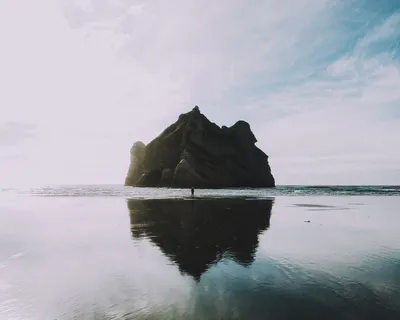人物,站立,正面,灰色,小岛,海岸,岩石,山脉 人物,站立,正面,灰色,小岛,海岸,岩石,山脉