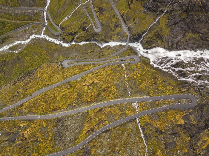 曲折道路鸟瞰图