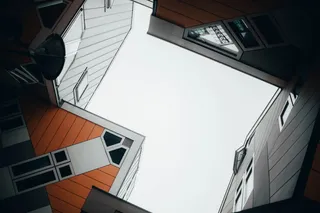 低角度摄影中的棕色和白色建筑