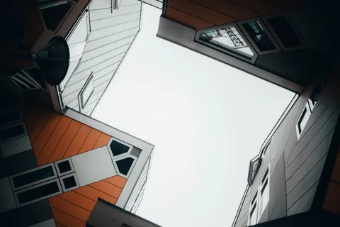 低角度摄影中的棕色和白色建筑 低角度摄影中的棕色和白色建筑