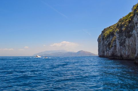 以山为背景的小岛