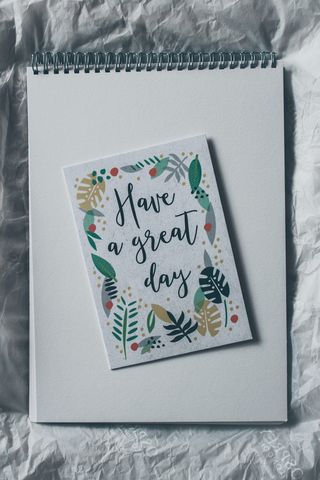 室内，无人，西文剧本，文字，交流，高角度视角，纸张，特写