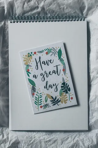 室内，无人，西文剧本，文字，交流，高角度视角，纸张，特写