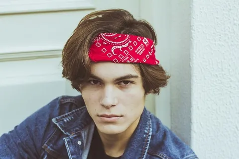 身穿蓝色牛仔夹克和红色大手帕的男子