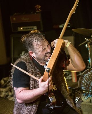 音乐家，舌头，吉他，鼓槌，脸，毛皮背心，摇滚乐，音乐