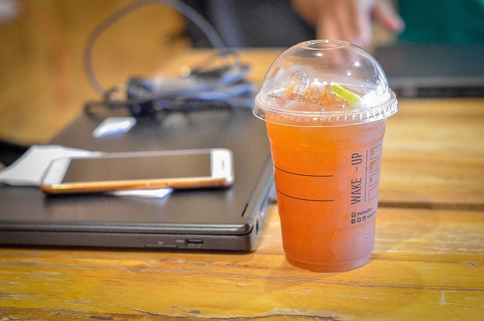 桌子上放着一杯塑料茶