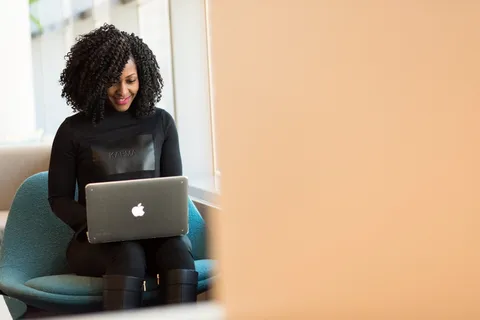 拿着Macbook的女人 拿着Macbook的女人
