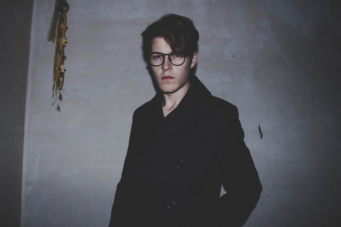 身穿黑色连衣裙衬衫的男子