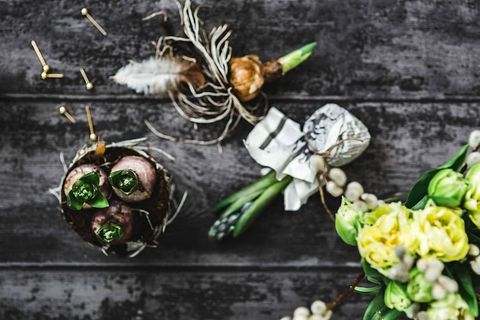 在一个小罐子里做一个小观赏幼苗的女人