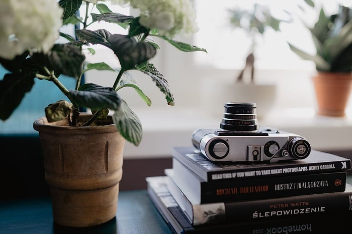 旧的模拟相机和摄影书籍