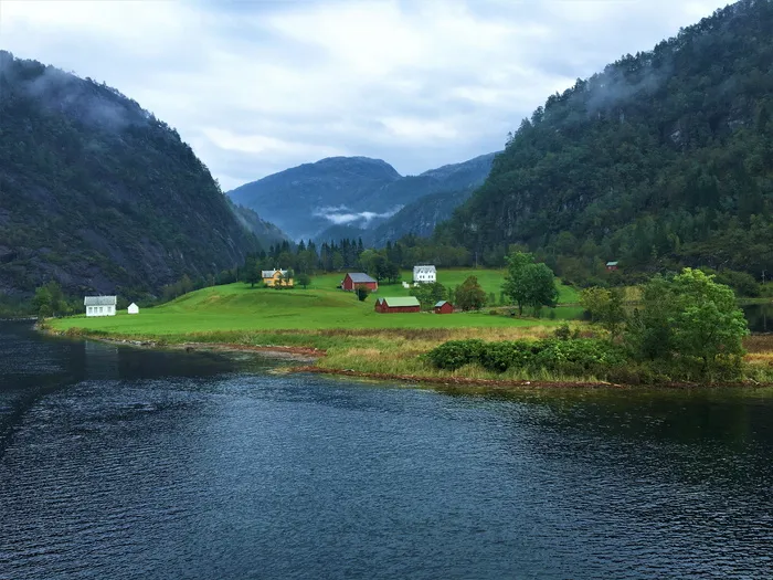 挪威，莫达伦，fv569 27，多雾，卑尔根，小村庄，村庄，偏僻的地方
