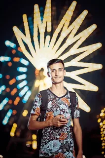 男子手持智能手机靠近弦灯