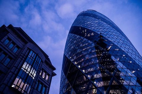 日落时伦敦建筑物的建筑细节