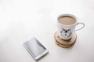 黑白笔记本和带有各种物品的白色智能手机