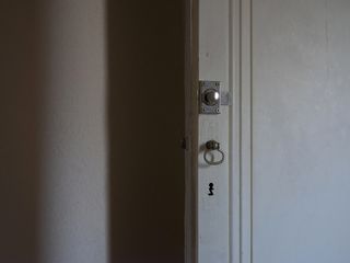 带铰链的白色木门