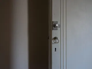 带铰链的白色木门