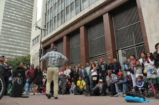 演出、地点、人物、重聚、会面、幽默、笑声、波哥大