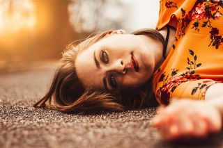 女人，地面，衣服，黄色，花，人，人，女性